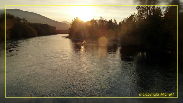 oder maximal in Steinwurfweite entfernt vom Skagit River.