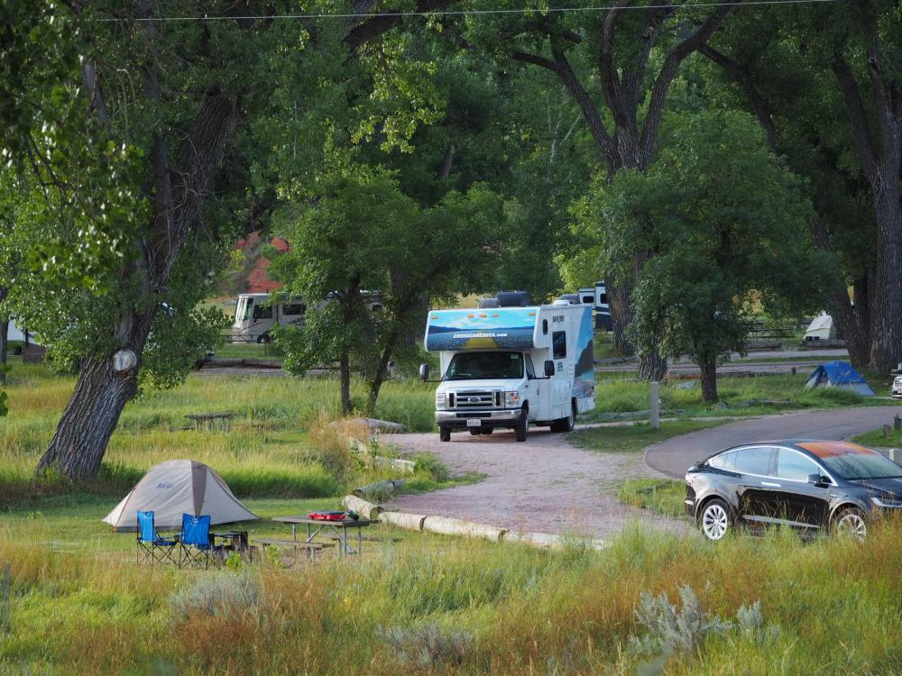 Unsere Site mit dem Wohnmobil - man kann schön sehen, wie großzügig die einzelnen Plätze sind.