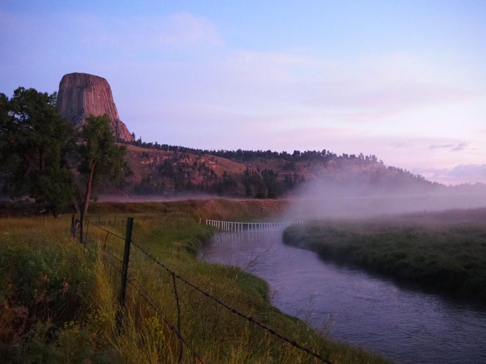 Morgendunst und Blick von unserer Site zum Devils Tower.