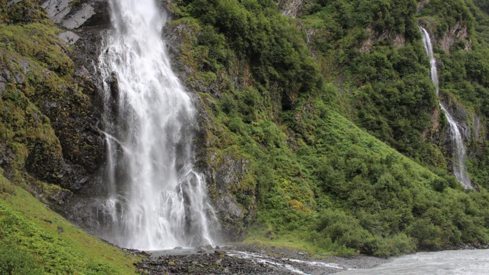 Bridal Veil Falls / Alaska