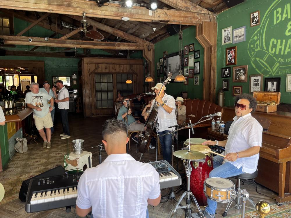 Miami, eine Band spielt live mit cubanischer Musik in Little Havana