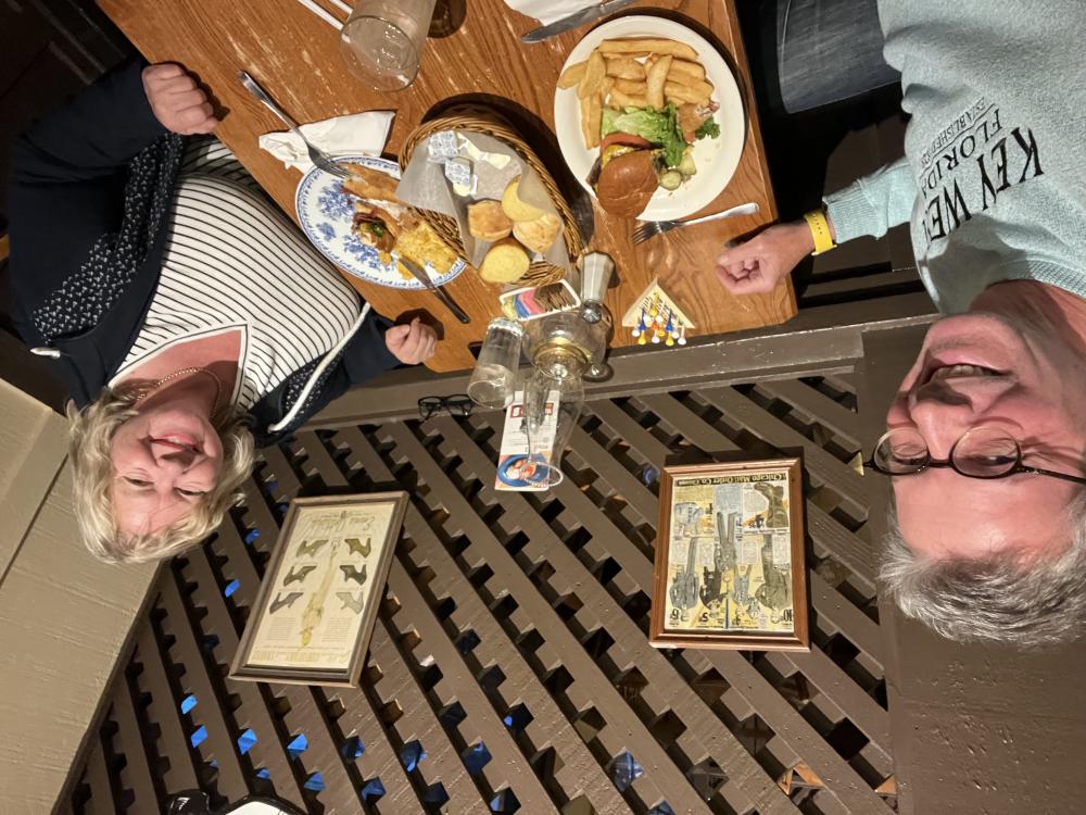 Regina und Klaus beim Dinner im Cracker Barrel in Bel Air