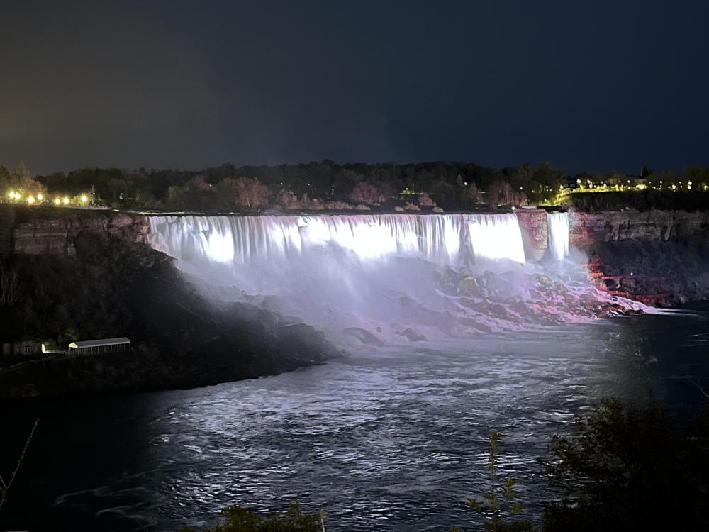 Die American Falls bei Nacht und hell angestrahlt, Blick von kanadischer Seite
