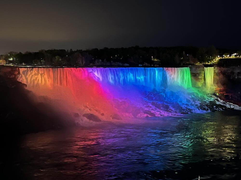 Die American Falls bei Nacht und in den Regenbogenfarben illuminiert, Blick von kanadischer Seite