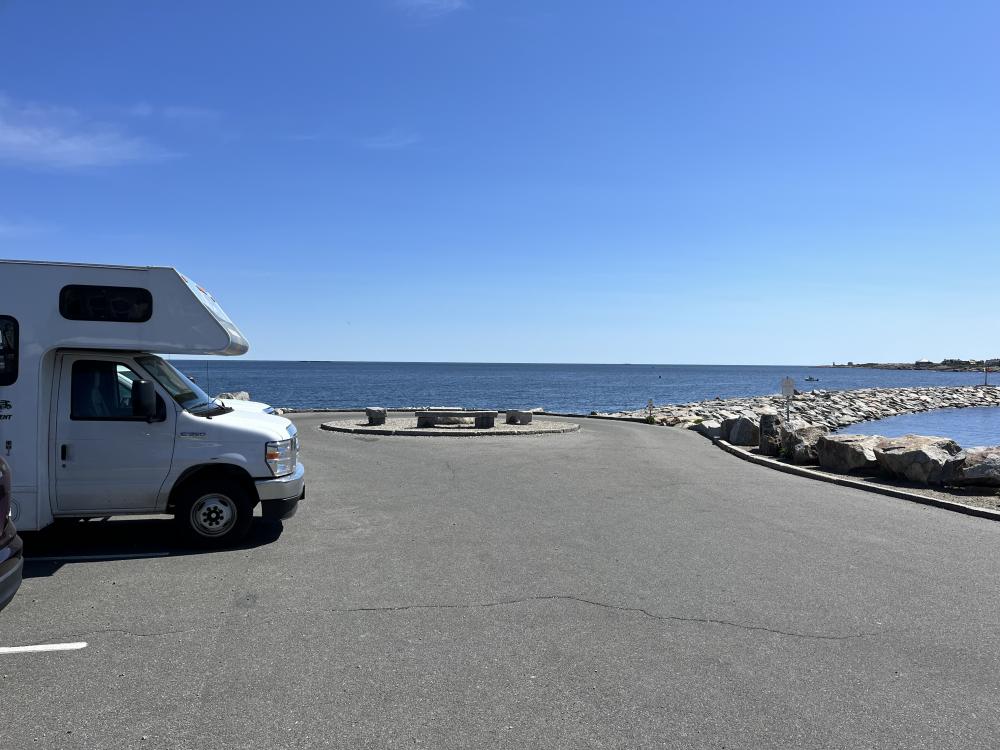 Unser RV direkt auf zwei Seeparkplätzen in Rockport, Cape Ann