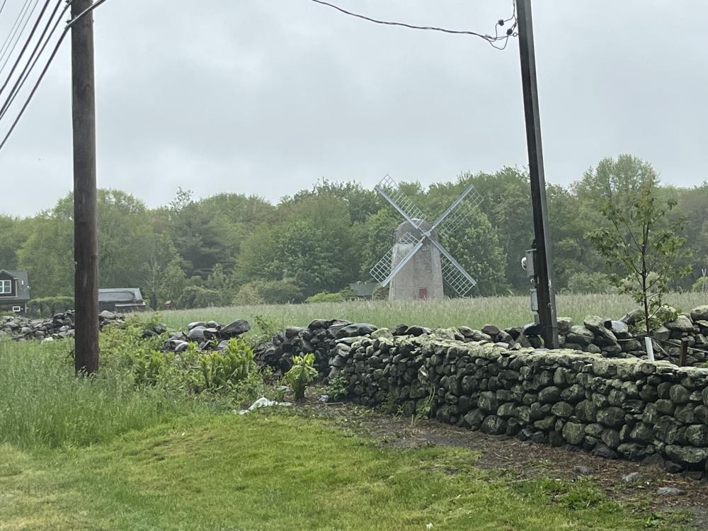 In Jamestown steht links der Zufahrtsstraße auf dem Hügel die historische Windmill