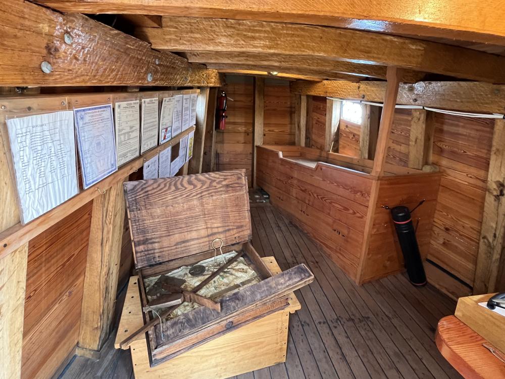 Blick in die Kabine des Kapitäns, im Vordergrund das damalige Navigationsbesteck