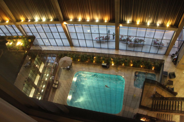Pool im Hotel aus dem 12 Stock