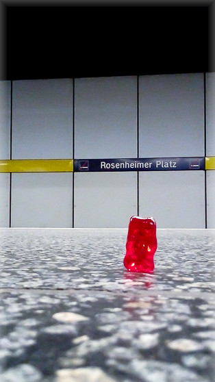 Gummibaerchen wartet am Rosenheimer Platz auf die S-Bahn nach Hause